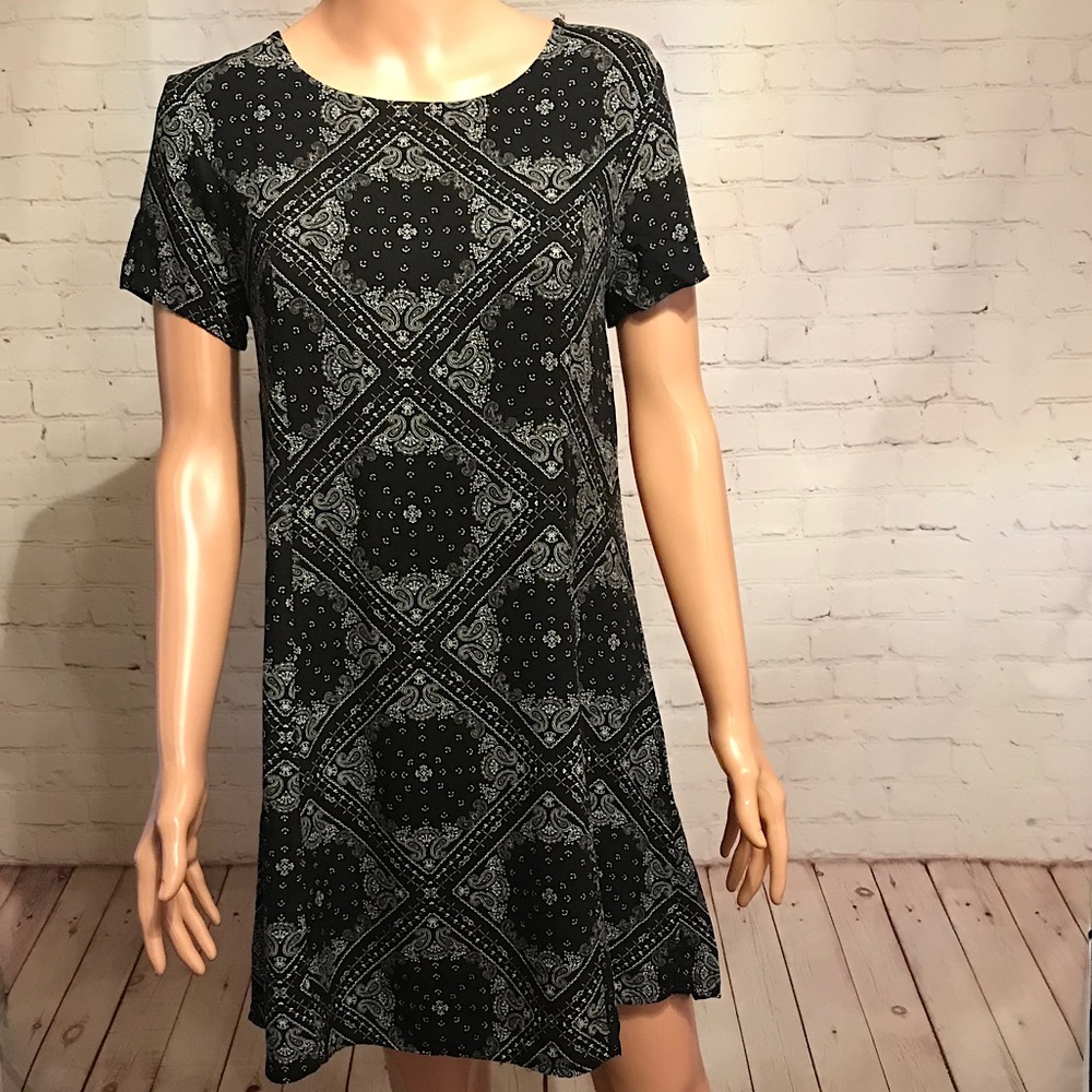 Forever 21 black & white patterned dress size Small paisley